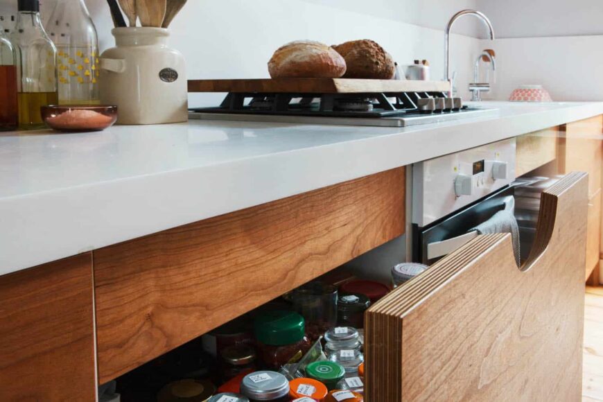 厨房抽屉由贴面胶合板制成，在厨房台面下有勺柄。