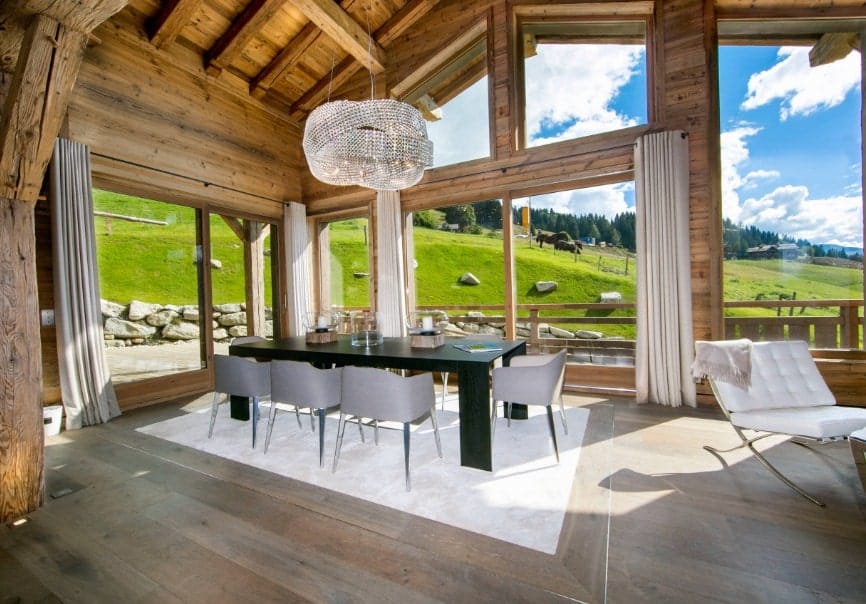 大餐厅设有木墙和露出横梁的木天花板。透过玻璃窗，可以俯瞰轻松宁静的草原农场景观。