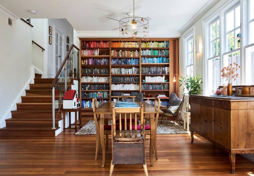 用餐区和图书馆空间设有木制矩形餐桌，以及大型内置书架，可容纳数百本书。这个区域由一盏别致的顶灯照亮。