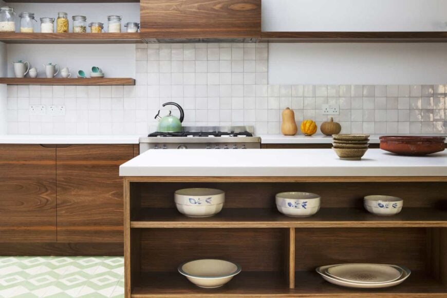 定制厨房桦木胶合板和欧洲胡桃木贴面橱柜。