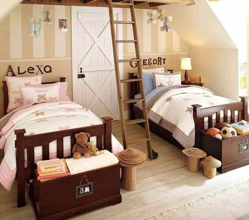 孩子们的卧室有一扇荷兰式的门，在深色的木床之间有一个乡村的梯子，床的两端有储物箱。它的设计有悬挂式装饰和木质蘑菇，它们坐落在宽阔的木板地板上。