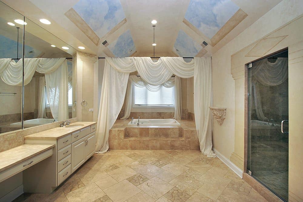 现在有些人可能会认为这样的浴室设计有点俗气和过时——他们是对的——但说实话，这并没有什么错。你不能否认，把它带到生活中一定非常有趣，而且有些人会永远喜欢这个浴室。这个浴室让我想起了拉斯维加斯的威尼斯酒店，天花板上画着多云的天空，整个浴室都用窗帘装饰着，就像浴缸周围的窗帘一样。很明显，浴室里最重要的是浴缸，因为所有东西都直接引导你走向它。浴室的其他部分可以重新装修，但浴缸可以留下来!