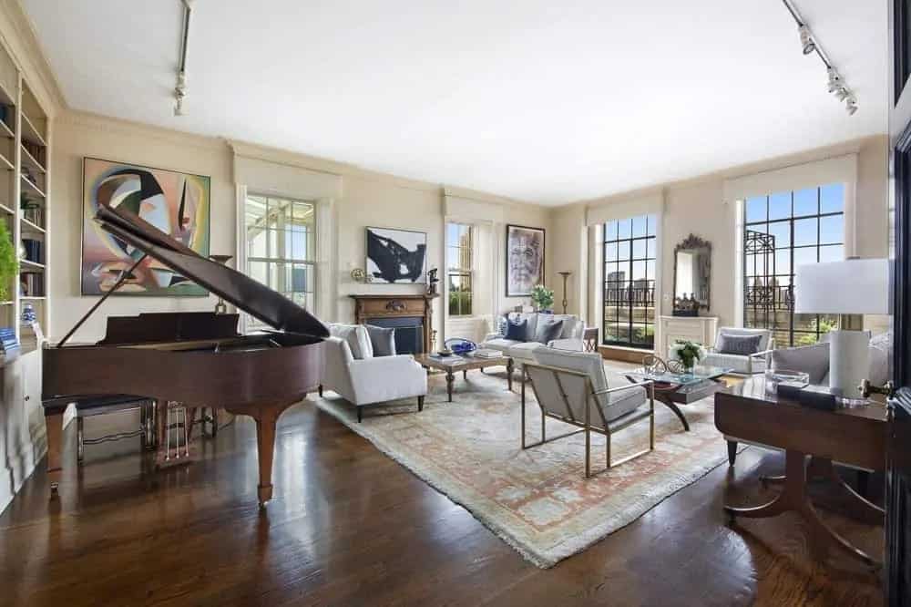 纽约指挥家伦纳德·伯恩斯坦(Leonard Bernstein)曾在公园大道(Park Avenue)拥有的顶层公寓的客厅里，摆放着一架三角钢琴。这个空间里有一座壁炉、一架钢琴和一组沙发，周围的窗户给沙发带来了自然光线。一块大面积的地毯铺在硬木地板上。在这里看更多关于这个家的东西。