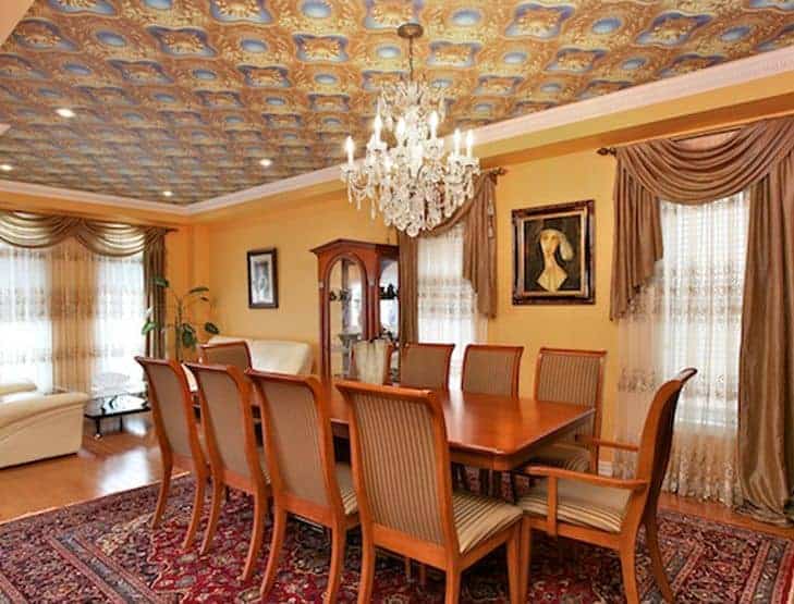 温暖的黄色墙壁,用经典的绘画比赛有黄色的细节复杂而特殊设计的上限。它有一个雄伟的白色水晶吊灯照亮了木制餐桌和彩色图案的地毯。