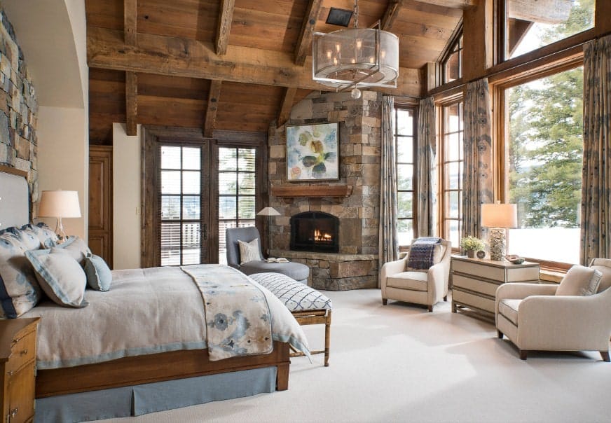 大型主卧室设有精美可爱的地毯地板，以及带有裸露横梁的质朴高大的拱形天花板。房间的一角有一座石砌壁炉。