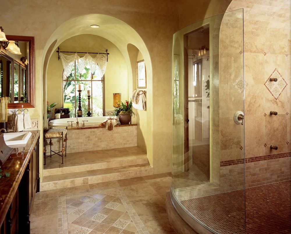 这个西南风格的主浴室提供了一个美丽的角落浴缸和一个大的步入式淋浴房。
