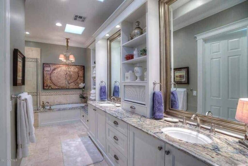 灰色主浴室设有瓷砖地板和大理石水槽柜台。它还设有一个步入式淋浴间和一个浴缸。