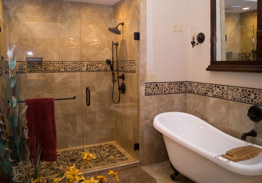 西南主浴室设有独立浴缸和步入式淋浴房。