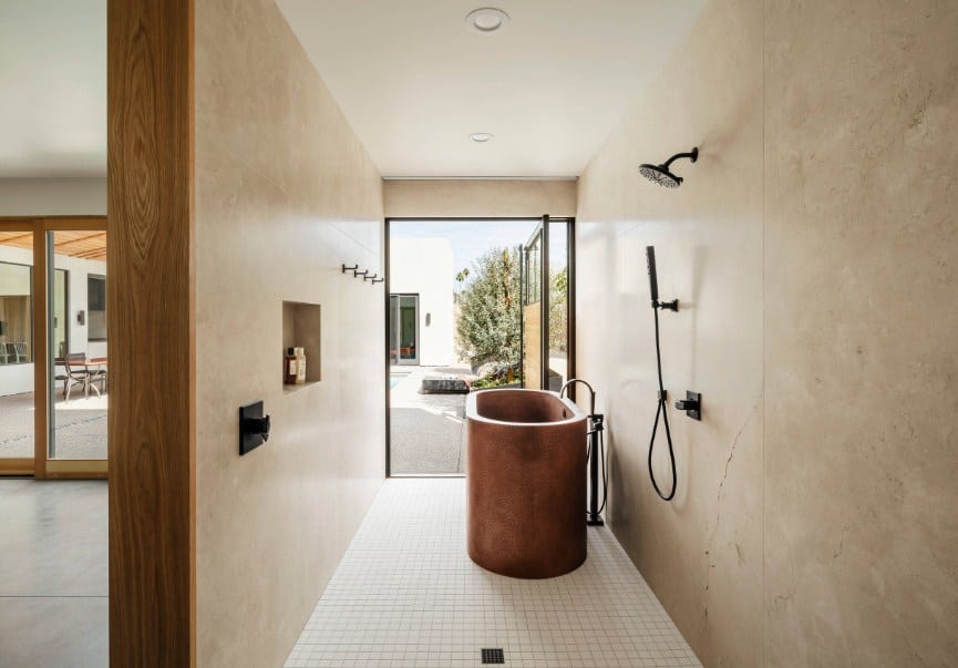 这间主浴室有一个狭窄的空间，并提供一个独立的深泡浴缸和一个开放式淋浴。