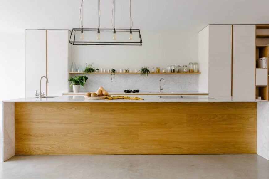 卡拉拉大理石，橡木和米白色的门毫不费力地结合在一起，在一个巨大的17米x 8米的房间里创造了这个美丽干净而简单的厨房。