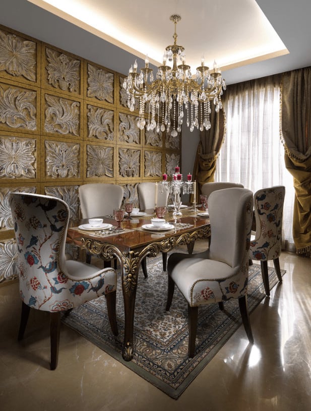 在这个优雅的餐厅里，时尚的镶板墙增添了引人注目的质感，大理石地板和全高的窗户装饰着黄色和白色的透明窗帘。