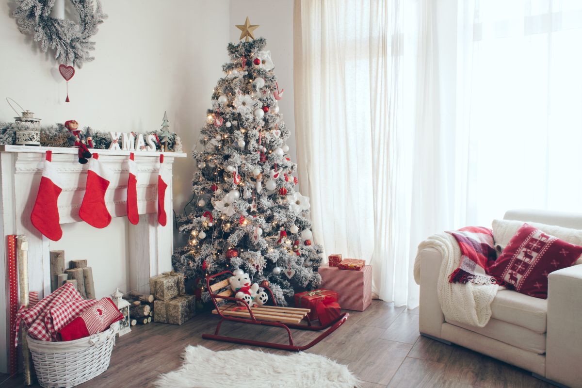 客厅里的白色圣诞树。