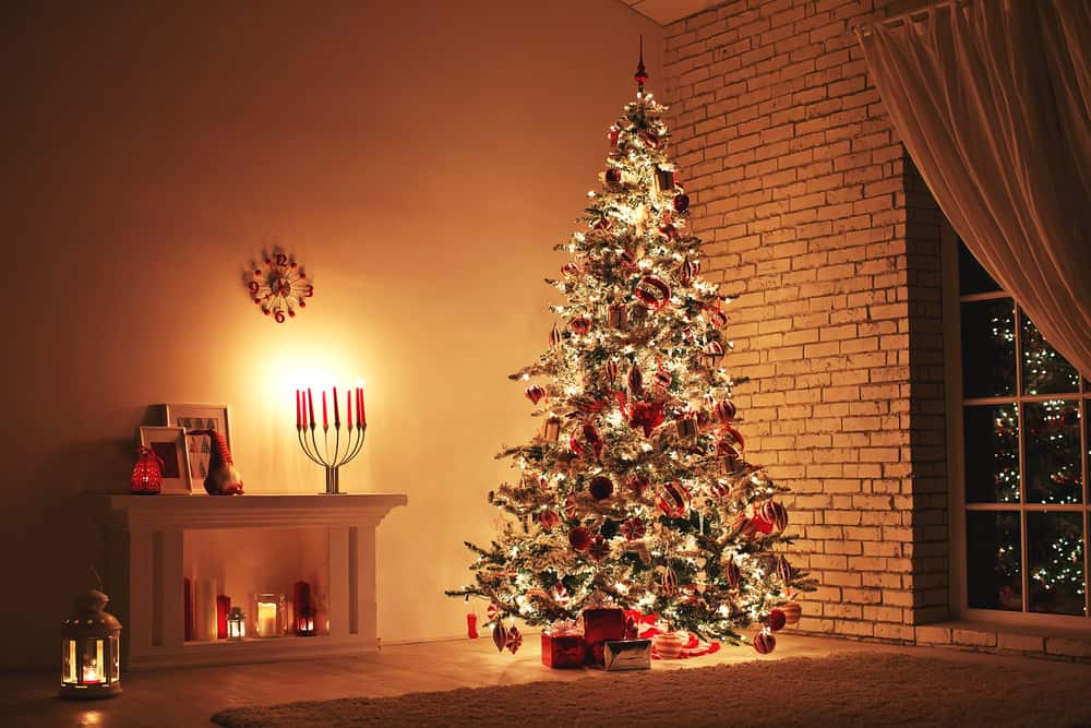精心装饰和点燃的圣诞树