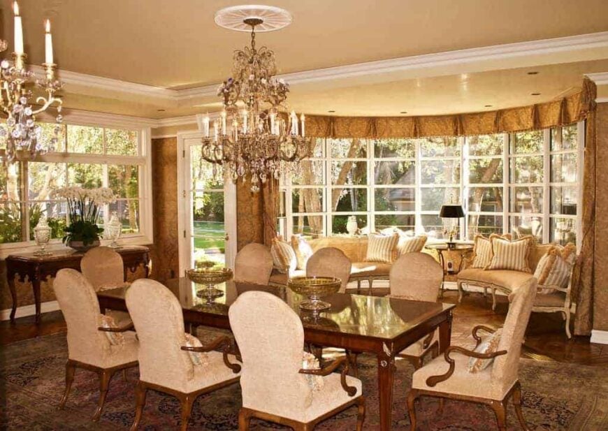 宽敞的餐厅拥有一个优雅的餐桌设置在一个大的棕色地毯上。这个房间由迷人的天花板灯照亮。