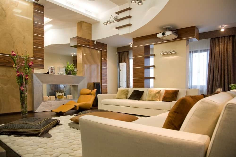 大型现代客厅一套白色沙发和一个现代化的大型壁炉,连同一个定制的天花板和墙壁。