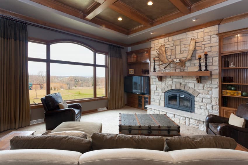 大家庭的生活空间,一套舒适的沙发和一个巨大的石头壁炉宽屏电视。