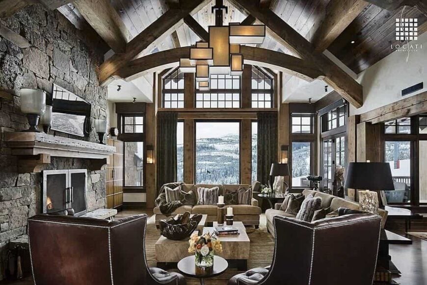 一大正式客厅有硬木地板和暴露梁高的木制天花板。房间里提供优雅的座位和一个巨大的石头壁炉。