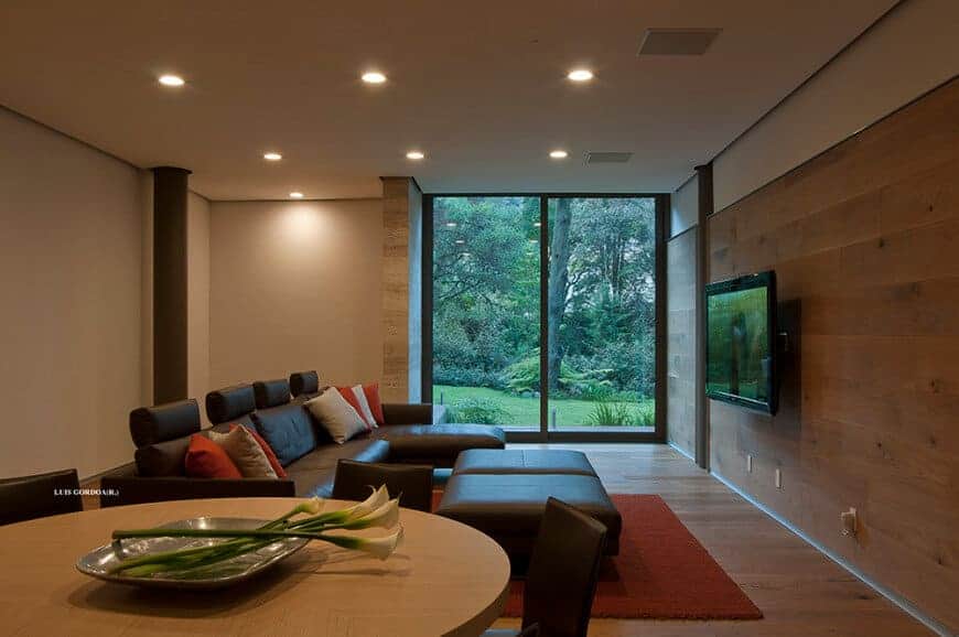 大型现代家庭生活空间由一组惊人的theater-style沙发的大型宽屏电视墙上的木。