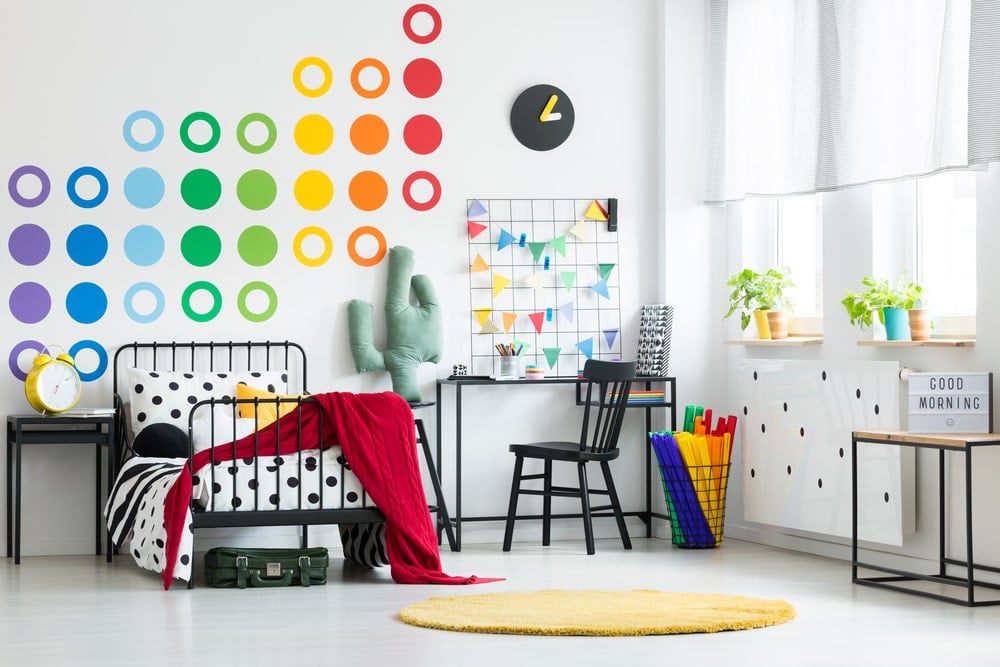 中性的儿童卧室，白色的墙壁和彩色的配件。