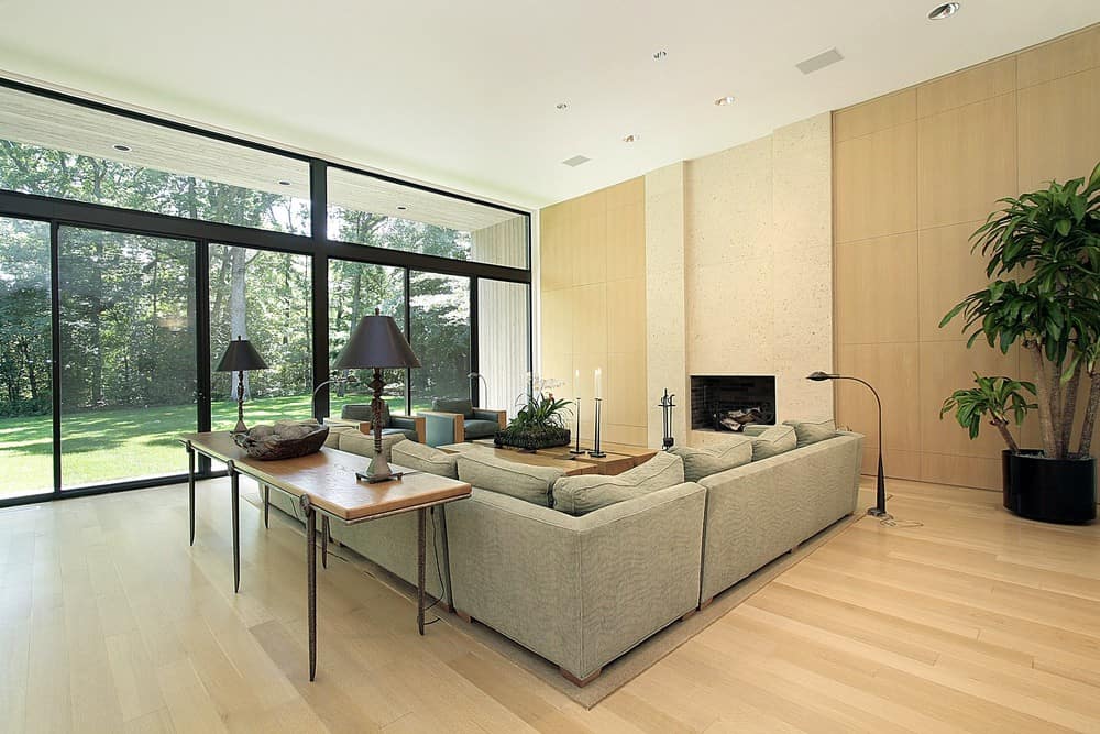 宽敞的现代客厅，配有大l形沙发和壁炉。