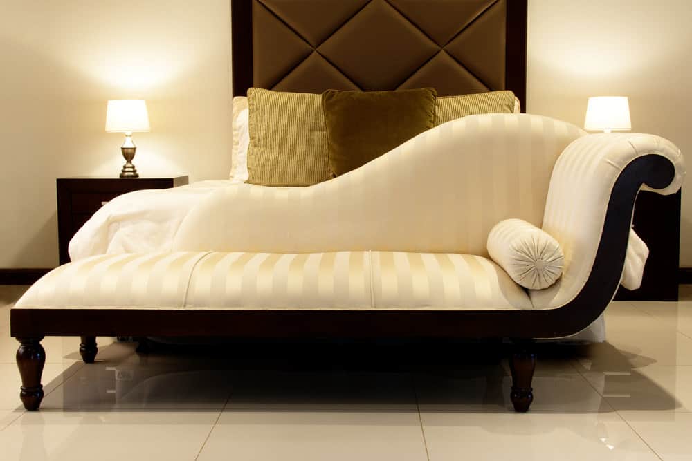 客厅时髦的躺椅奶油软垫