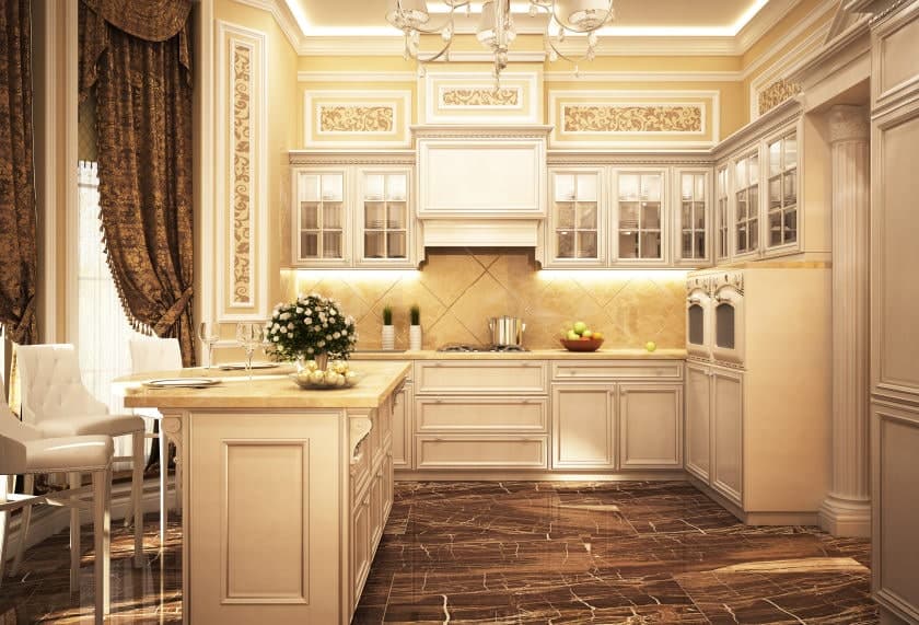 温暖的厨房，黑色大理石地板和全高的窗户，装饰着优雅的窗帘和帷幔。它包括白色橱柜和早餐岛，搭配白色柜台椅。