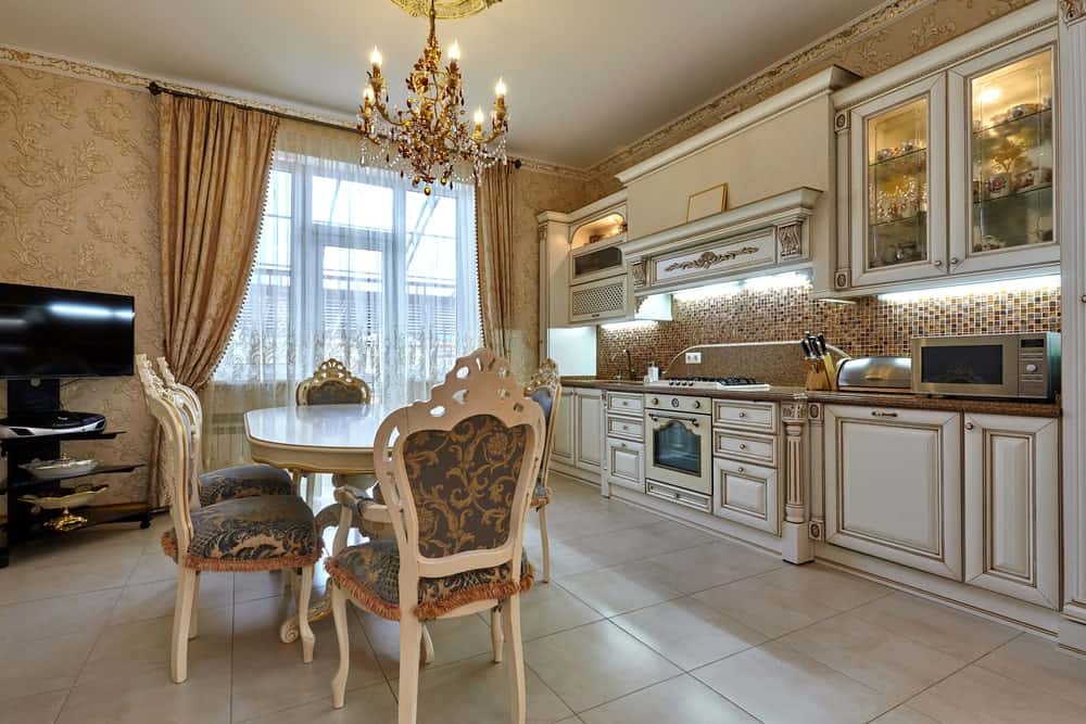 维多利亚风格的就餐式单墙厨房，配有吊灯和室内壁纸。