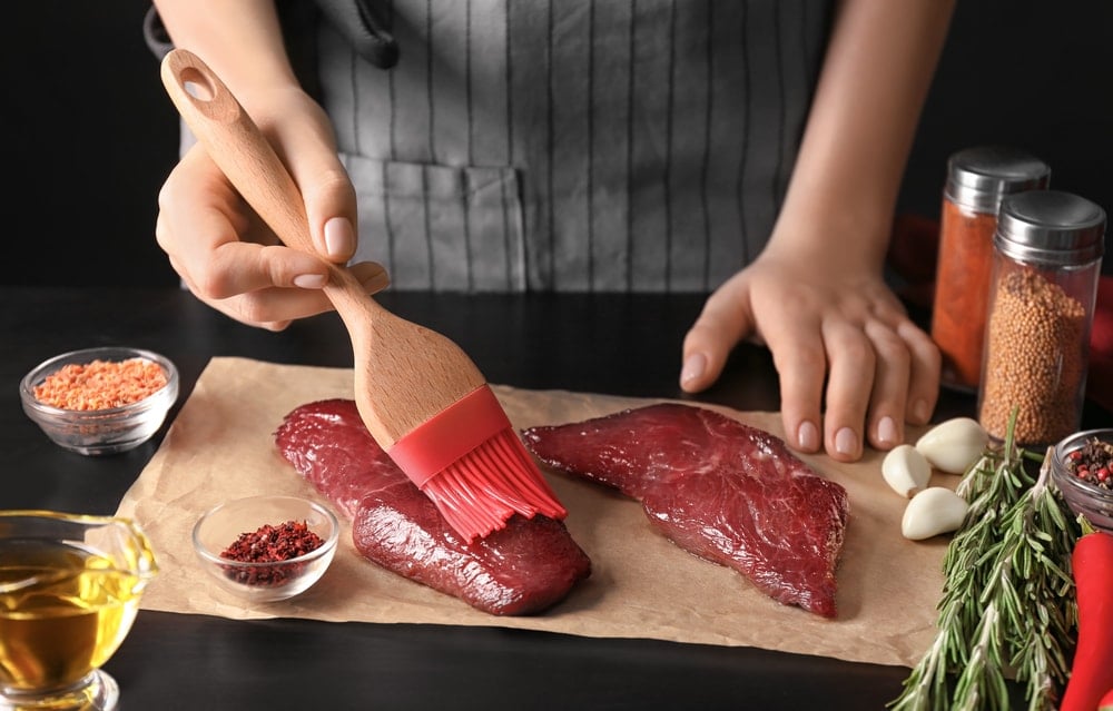 用烹饪刷刷两片生肉。