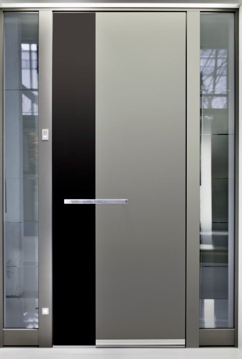 带有黑色口音的拉丝金属前门展示了它的现代外观。它配有时尚的铬手柄和侧玻璃面板。