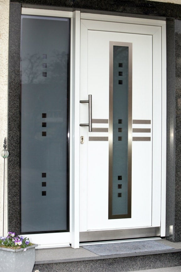 现代的白色前门装有光滑的铬处理，与磨砂玻璃面板强调银色装饰很好。