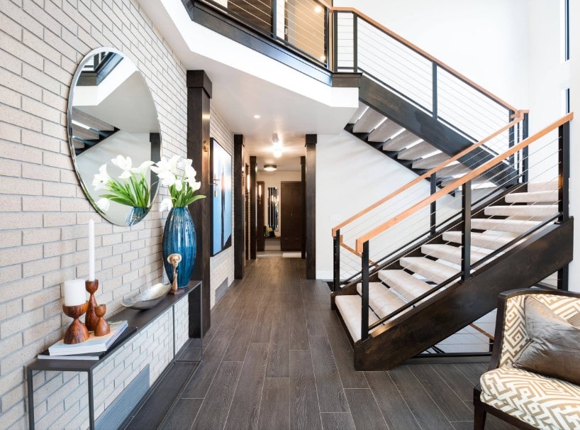 该住宅设有硬木地板和砖墙。它还提供了一个华丽的楼梯，白色台阶和木制扶手。