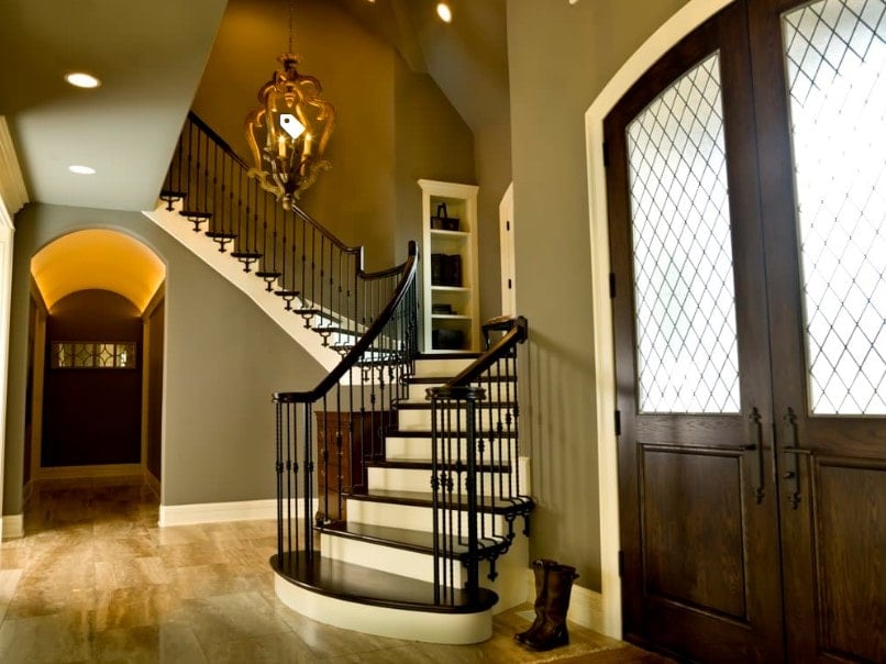 这所房子的门厅设有一个四分之一的旋转楼梯，配有优雅的深色硬木台阶和扶手。这个区域也由一个迷人的天花板灯照亮。