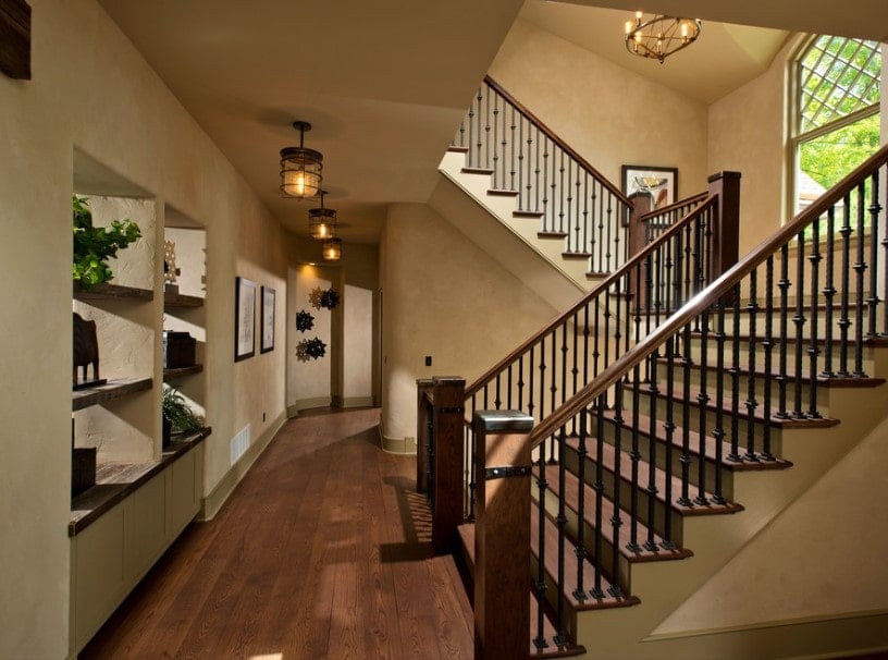 这所房子的走廊设有硬木地板和优雅的吊灯。该区域提供了一个大楼梯，设有硬木台阶和铁栏杆。
