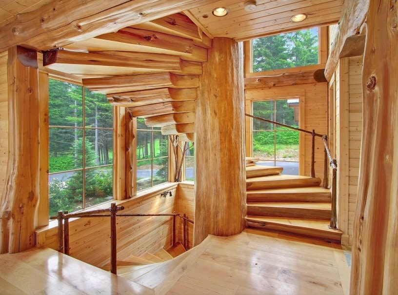 一座有硬木螺旋楼梯的乡村房子。住宅的特点是硬木地板和木墙，以及玻璃窗。