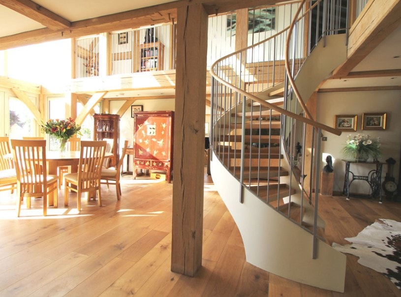 大房间设有硬木地板和两层天花板，以及带硬木台阶的螺旋楼梯。