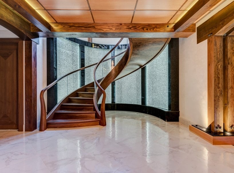 宏伟的门厅拥有令人惊叹的螺旋楼梯，配有硬木台阶和透明玻璃栏杆。该区域还拥有华丽的天花板和优雅的瓷砖地板。