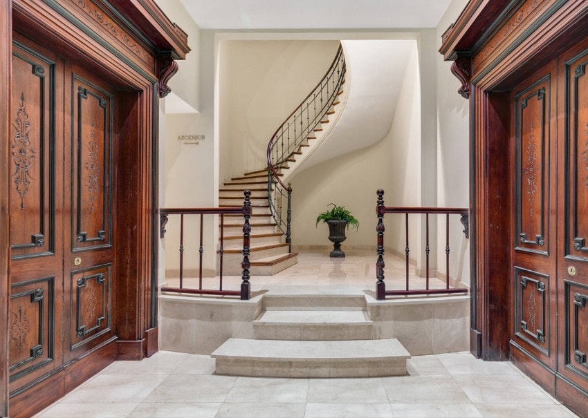 门厅拥有设计优雅的门和通往住宅旋转楼梯的小直楼梯。
