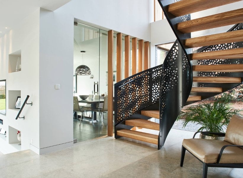 专注地看这个家迷人的楼梯，优雅的黑色栏杆和硬木台阶。