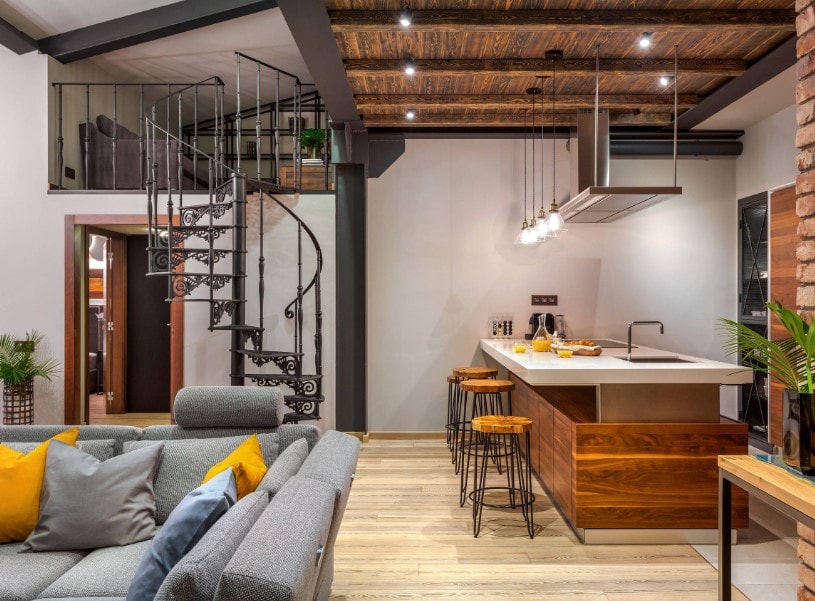 现代化的大房间设有时尚的厨房区，一个配有舒适沙发和旋转楼梯的生活空间，看起来绝对优雅。