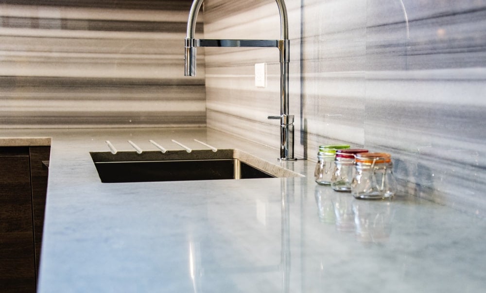 厨房水槽与石英后挡板和台面。