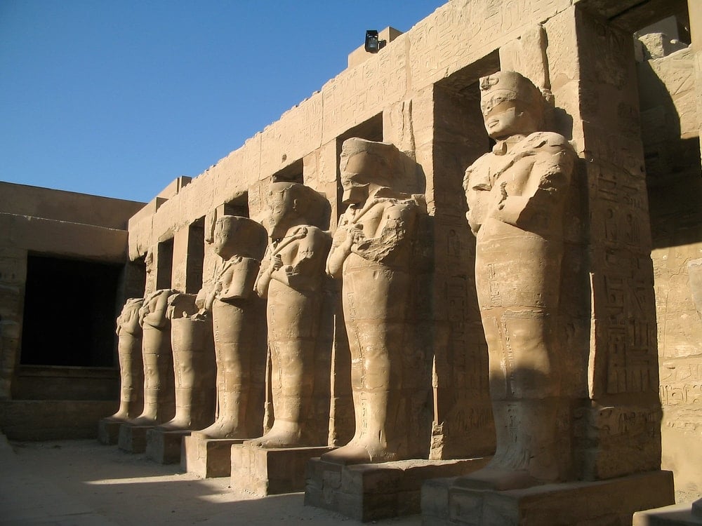 卡纳克神庙建筑群的奥西里德石柱。