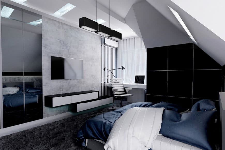 主卧室设有黑色和白色的墙壁，以及棚顶。它有一张时尚舒适的床，前面还有一台平板电视。
