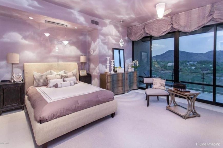 这间主卧室拥有令人惊叹的紫色墙壁和天花板，以及精美的地毯地板。房间里有一张舒适的床，由两盏台灯照亮。