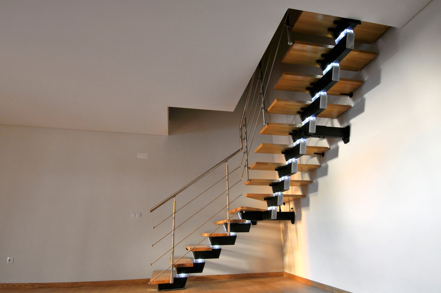这个家令人惊叹的四分之一旋转楼梯的焦点镜头，由硬木制成的时尚浮动台阶。