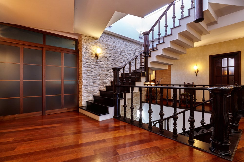二楼平台设有华丽的硬木地板。它还有一个四分之一弯的楼梯，通往住宅的三楼。
