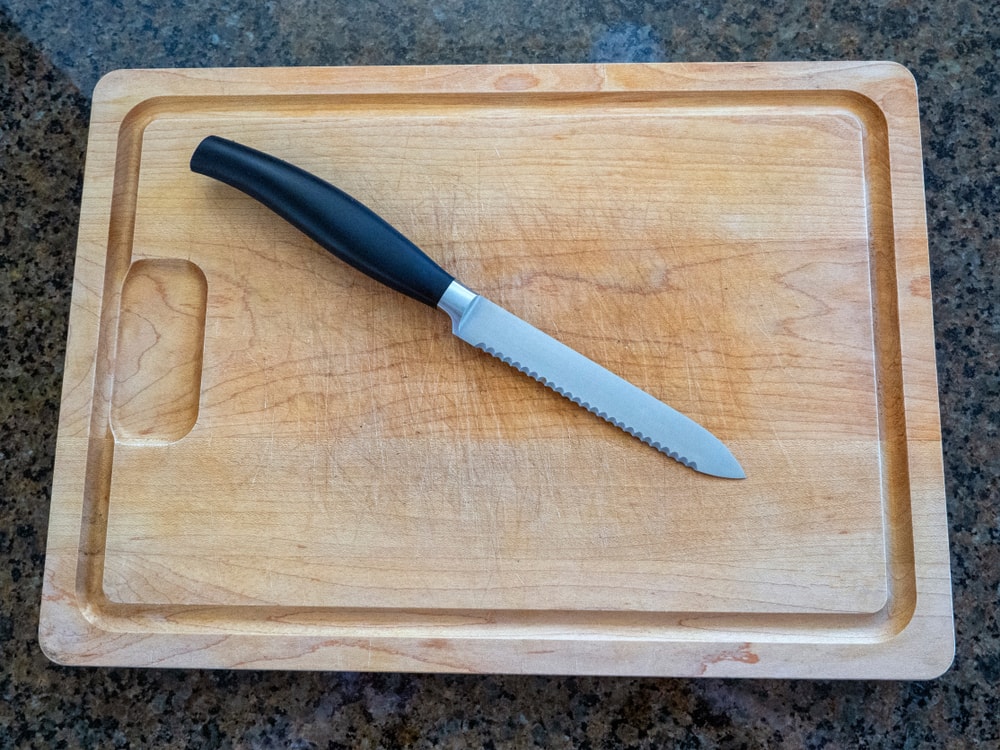 切木板上的锯齿刀。