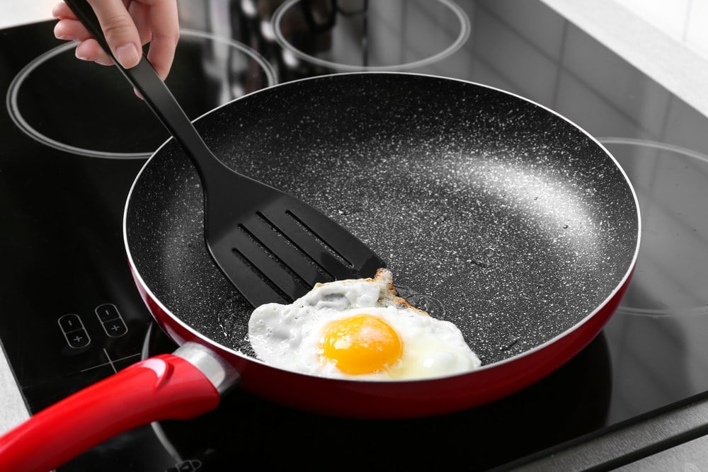 用锅铲煎鸡蛋。