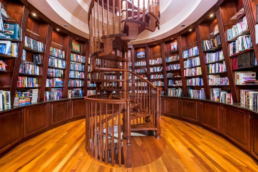 一个华丽的图书馆，有木制书架和一个纯粹由硬木制成的令人惊叹的楼梯。
