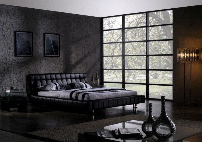 来自全高黑铝玻璃框架的自然光平衡了主卧室的暗色调。它的设计采用了当代装饰，并在纹理墙上安装了一对框架艺术品。