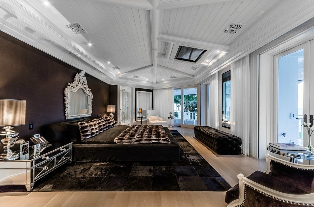 席琳·迪翁位于佛罗里达州朱庇特的豪宅设有一间主卧室，配有豪华的床组和两个床头柜，上面有优雅的台灯。
